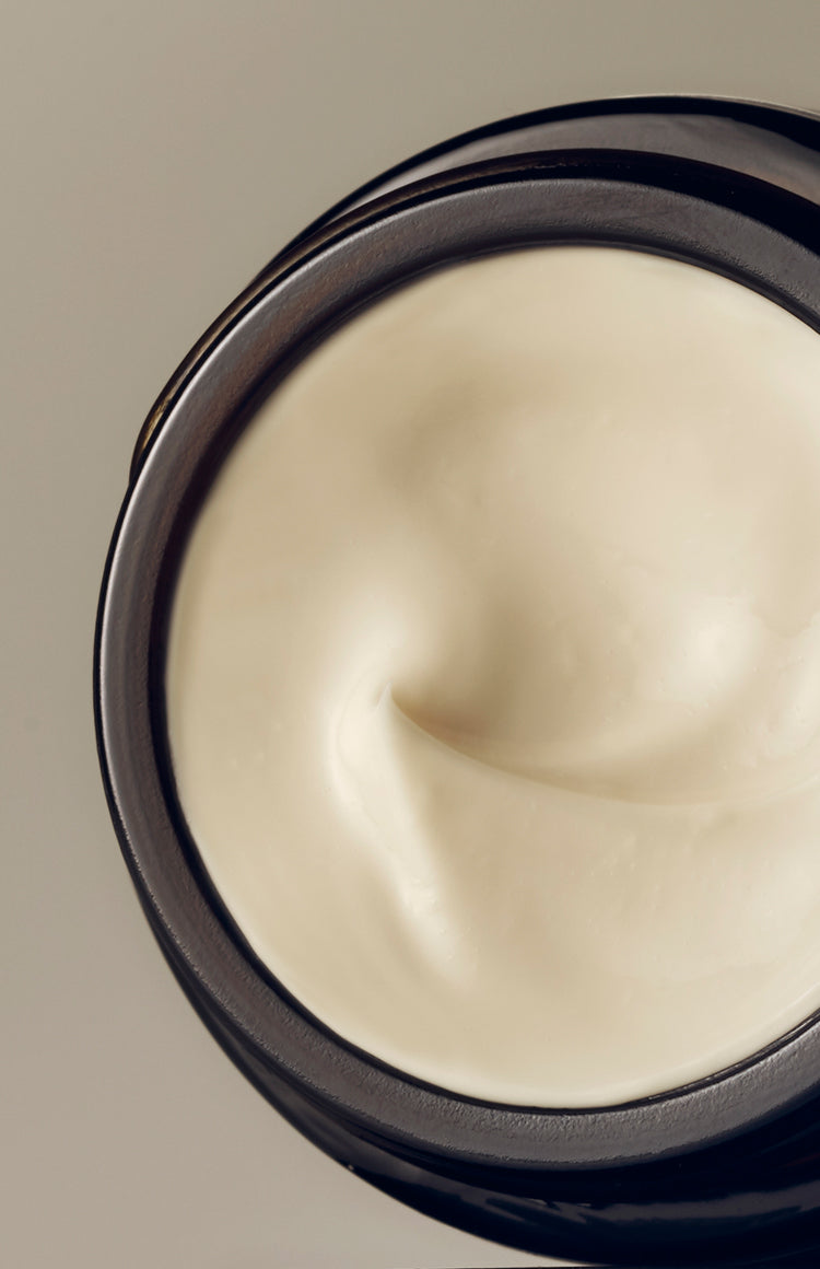 とろけるように肌に広がりうるおいを閉じ込めるクリーム